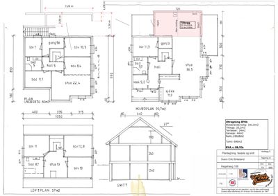 Bildet viser en samling tegninger for en byggesak, inkludert etasjeplaner (underetg, hovedetg, loftetg), et snitt, og en utregning av BYA.