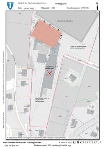 Situasjonsplan som viser tomtens grenser, eksisterende bygninger (gamle skole, fotballbane) og planlagt ny bygning (Flakstad barne- og ungdomsskole) med tilhørende infrastruktur.