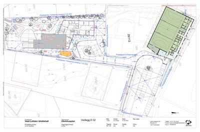 Situasjonsplan som viser tomtens grenser, naboeiendommer, veier og plassering av bygninger (idrettshall og utomhusplan).