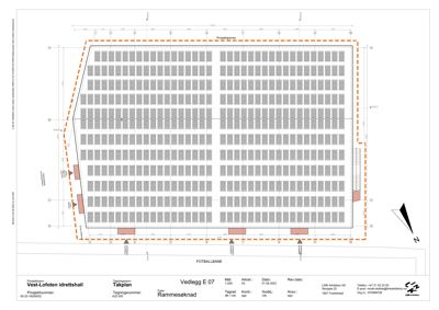 Tegning som viser takplanen (takopprikk) av Vest-Lofoten idrettshall, inkludert dimensjoner og plassering av fotballbane.