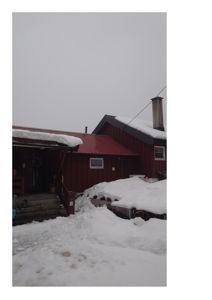Fotografi av en rød bygning med snødekke, sett fra utsiden.