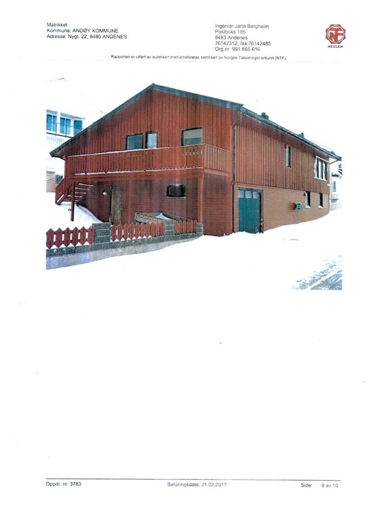 Fotografi av en rødbrun, toetasjes bygning med balkong og trapp, tatt i snø. Bildet er en del av en rapport fra Andøy kommune.