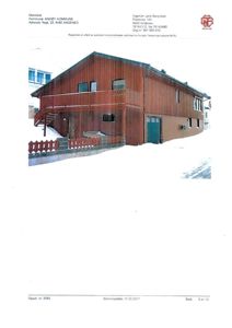 Fotografi av en rødbrun, toetasjes bygning med balkong og trapp, tatt i snø. Bildet er en del av en rapport fra Andøy kommune.