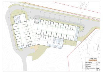 Situasjonsplan som viser bygningens plassering i forhold til terrenget (konturlinjer), vei, og nabolag.