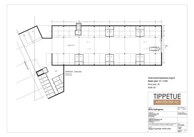 Plantegning av garasjeanlegg (Bygg B) som viser romfordeling, parkeringsplasser og inngangspunkter.