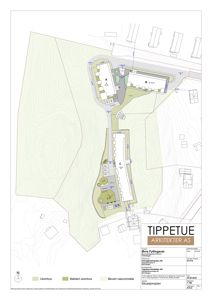 Situasjonsplan som viser tomtens form, topografi (konturlinjer), plassering av bygninger (A, B, C), veier, og områder for utomhus og bevaring.