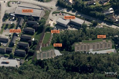 Situasjonsplan som viser plassering av nye bygg (A, B, C) i forhold til eksisterende infrastruktur, veier og nabolag.