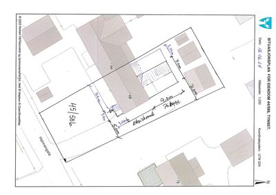 Situasjonsplan for eiendom 44/586 i Tynset som viser tomtens grenser, nabobebyggelse og mål.