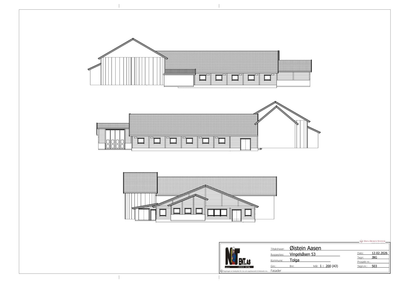 Fasadetegning som viser tre ulike sider av en bygning (trolig front, side og bakside) med detaljer om takform, vinduer og materialer.