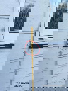 Fotografi av fasade mot nord med målebånd og markeringer for måling av vindusbrysting.