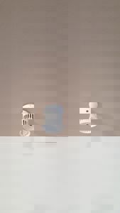 Fotografi av en hvit taklampe eller ventilasjonsutløp montert i et tak.