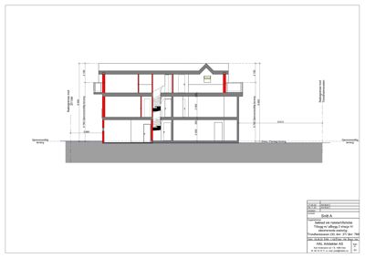 Snittegning (Snitt A) som viser bygningens tverrsnitt med etasjer, trapp og høydemål.