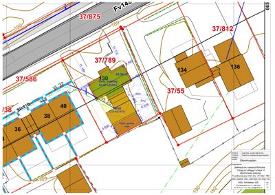 Situasjonsplan som viser tomtene, bygninger, vegger, veier og eiendomsnummer.