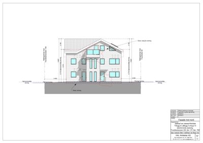 Fasadetegning (opprikk) av en to-etasjers bygning sett fra nord, med mål og detaljer om vinduer og inngang.