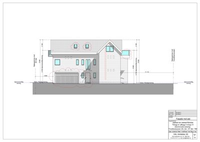 Fasadetegning (opprikk) av en bygning sett fra øst, med mål og detaljer om vinduer, dører og tak.