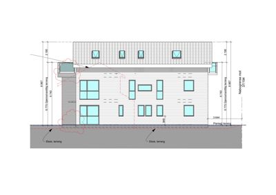 Fasadetegning som viser bygningens utside sett fra fronten, med angitte mål, vindusoppsett og terrengforhold.