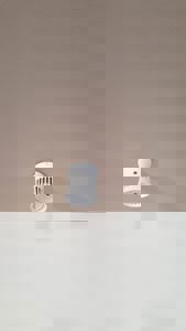 Fotografi av en hvit ventilasjonsutløp (troll) montert i et tak.