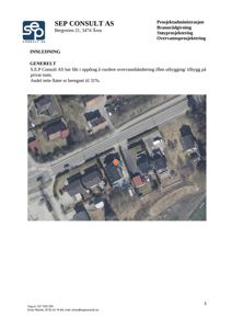 Flyfoto eller satellittbilde av et nabolag med en markert tomt (rød pil) og omgivende bebyggelse.