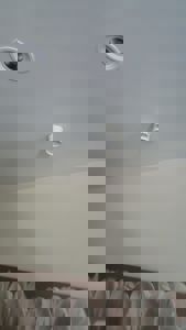 Fotografi av et tak med innbygde lysarmaturer og en røykvarsler.