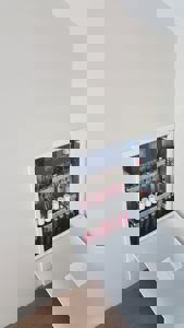 Fotografi av en innbygd varmesentral med flere rørgrener og en digital styringsenhet.