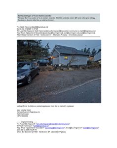 Fotografi av en parkeringsplass med bil og hus i bakgrunnen.