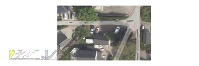 Situasjonsplan som viser tomtens plassering i forhold til nabolaget, veier og eiendommer, basert på et luftfoto.