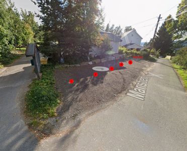 Fotografi av en tomt med vei, hus og vegetasjon sett fra lufta (Google Street View).