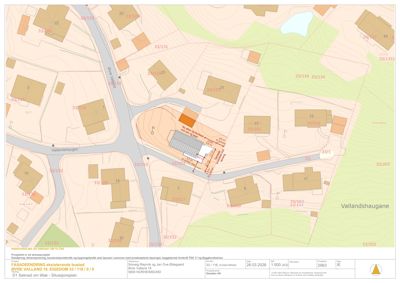 Situasjonsplan som viser tomtens plassering i forhold til nabolag, vei og eksisterende bygninger.