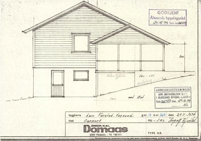 Tegning som viser fasaden på en bygning sett fra siden (mot øst). Tegningen inkluderer detaljer som vinduer, dører, takform, og skråning av bakken. Den er merket som 'Carport' og har en målestokk på 1:50.