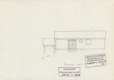 Tegning av fasaden sett fra nord med inngangsdør, vinduer og takform. Tegningen er godkjent av Ålesunds bygningsråd.
