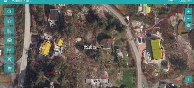 Kart med flyfoto som grunnlag, overlag med eiendomsgrenser og bygningsspor.