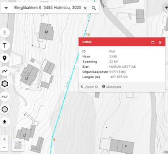 Kartvisning av et område med topografi, bygninger og infrastruktur, inkludert en detaljvindu for en strømledning.