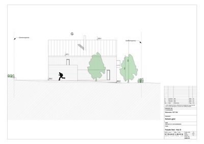 Fasadetegning som viser bygningens utseende sett fra vest, inkludert vinduer, dører, takform og terrengforhold.