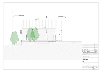 Fasadetegning av bygningens østside (Hus G) med oppgitt mål, vindusoppsett og terrengforhold.