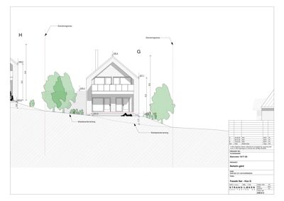 Fasadetegning (opprikk) av en husfront sett fra siden (G-siden), med høydemål og terrengforhold.