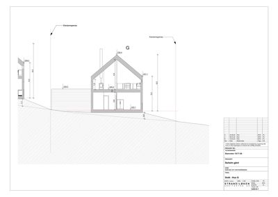 Snittegning (Snitt G) som viser bygningens tverrsnitt, høyder, takform og grunnforhold.