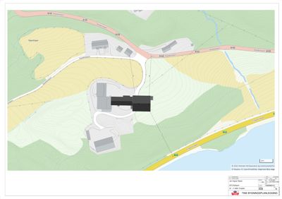 Situasjonsplan som viser bygningenes plassering i forhold til terrenget, veier og vannmasser.