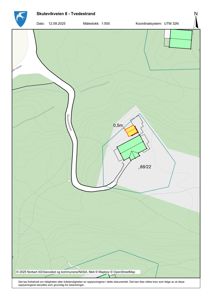 Situasjonsplan som viser tomtens beliggenhet i forhold til Skutevikveien, høydekurver, nabolag og bygningers plassering.