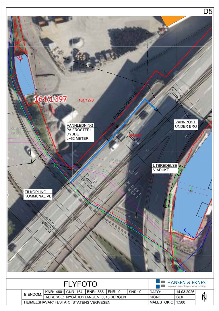Flyfoto av eiendom med overlagte tegninger for vannledninger og eiendomsgrenser