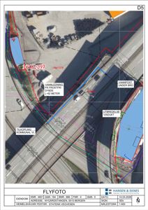Flyfoto av eiendom med overlagte tegninger for vannledninger og eiendomsgrenser