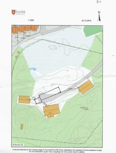 Situasjonsplan som viser tomtens beliggenhet i forhold til omgivelsene, inkludert vann, vei og nabobebyggelse.