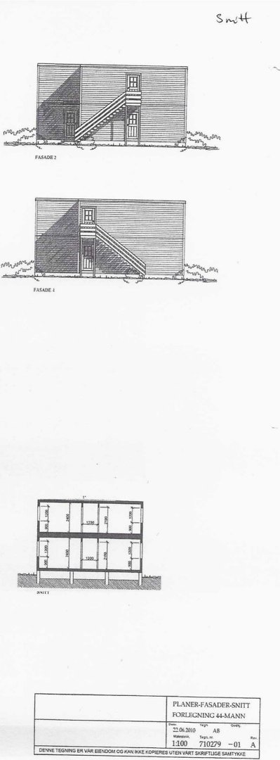 Tegning som viser fasadeoppsett for en bygning, inkludert vinduer, dører og trapp. Under tegningene står det 'FASADE 2' og 'FASADE 1'.