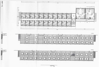 Bildet viser en fasadetegning (opprikk) av en bygning sett fra siden, med en tilhørende etasjeplan til venstre.