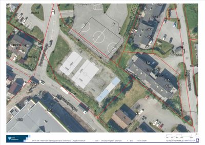 Situasjonsplan som viser tomtens plassering i forhold til nabolaget, veier (Porsmyrvegen, Røykvegen), eksisterende bygninger og planlagte arealer med mål.