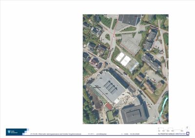 Flyfoto eller satellittbilde av et område med bygninger, veier og grøntområder, overlappet med røde linjer som markerer eiendomsgrenser eller planområder.