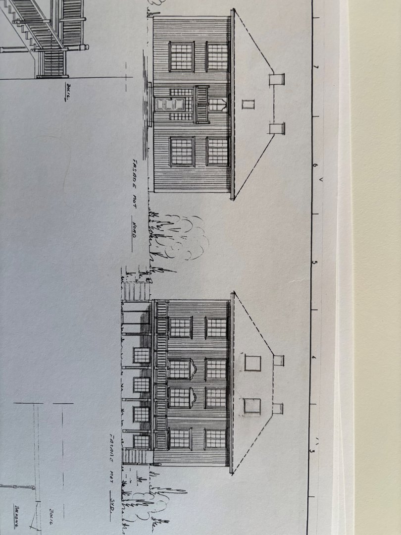 Tegning som viser fasader (opprikk) av en bygning sett fra utsiden, med detaljer om vinduer, tak og trapper.