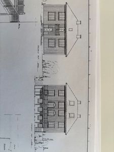 Tegning som viser fasader (opprikk) av en bygning sett fra utsiden, med detaljer om vinduer, tak og trapper.