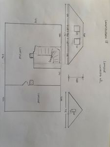 Håndtegnet etasjeplan for loftstue med romfordeling, trapp og mål.