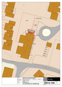 Situasjonsplan for en barnehage ved Grubbegata 30, som viser tomtens beliggenhet, nabobebyggelse, veier og parkeringsplasser.