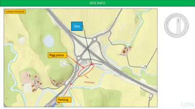 Situasjonsplan som viser bygningens plassering (Site) i forhold til omgivelsene, inkludert veier, elver og terrengkonturer. Planen markerer også spesifikke områder som 'Rigg place' og 'Parking'.